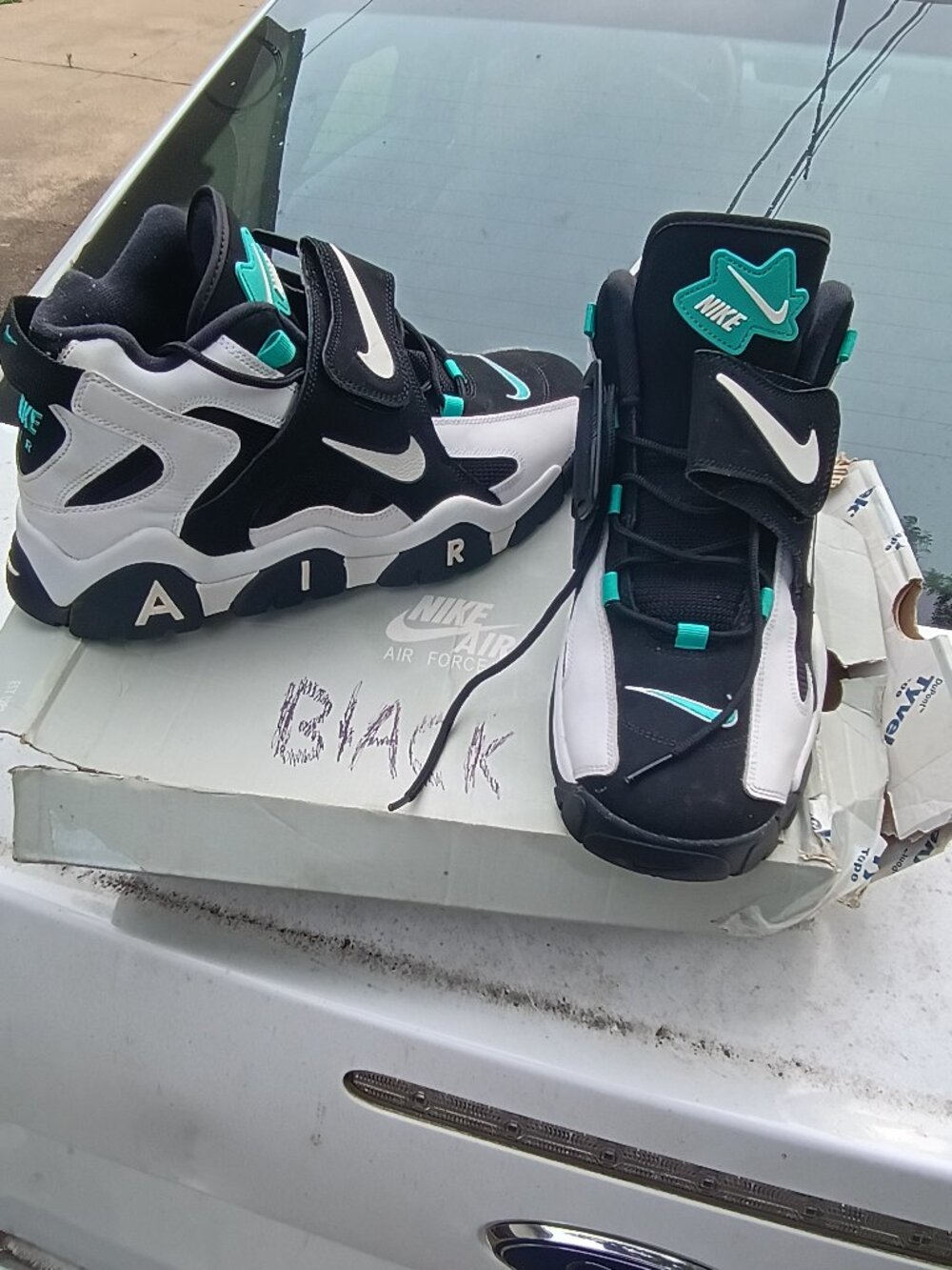 Excellent condition Nike air barrage size 13